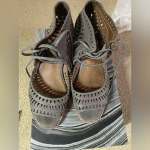 - JEFFREY CAMPBELL} rodillo low wedge 8.5 but fits an 8 best.